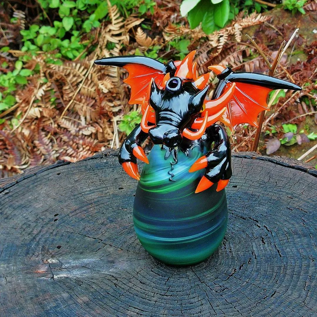 xfadeorg's tweet photo. 🐲🥚Dragon hatchling 🥚🐲
Made by @mikelunaglass #repost #artshare 

#glass #art #handmade #handmadeart #glassart #boro #borosilicate #rig #rigs #lathe #lathework #flamework #lampwork #functional #recycler #recyclers #heady #headyglass #handblown #glassblowing #dragon #dragonsden https://t.co/STwodd2MdR