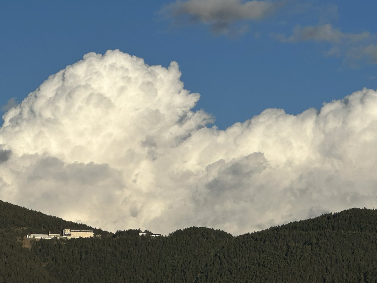 alexmegapc's tweet photo. Creixen nuvolades damunt #lacollada #meteo https://t.co/1GIWWsnIEN