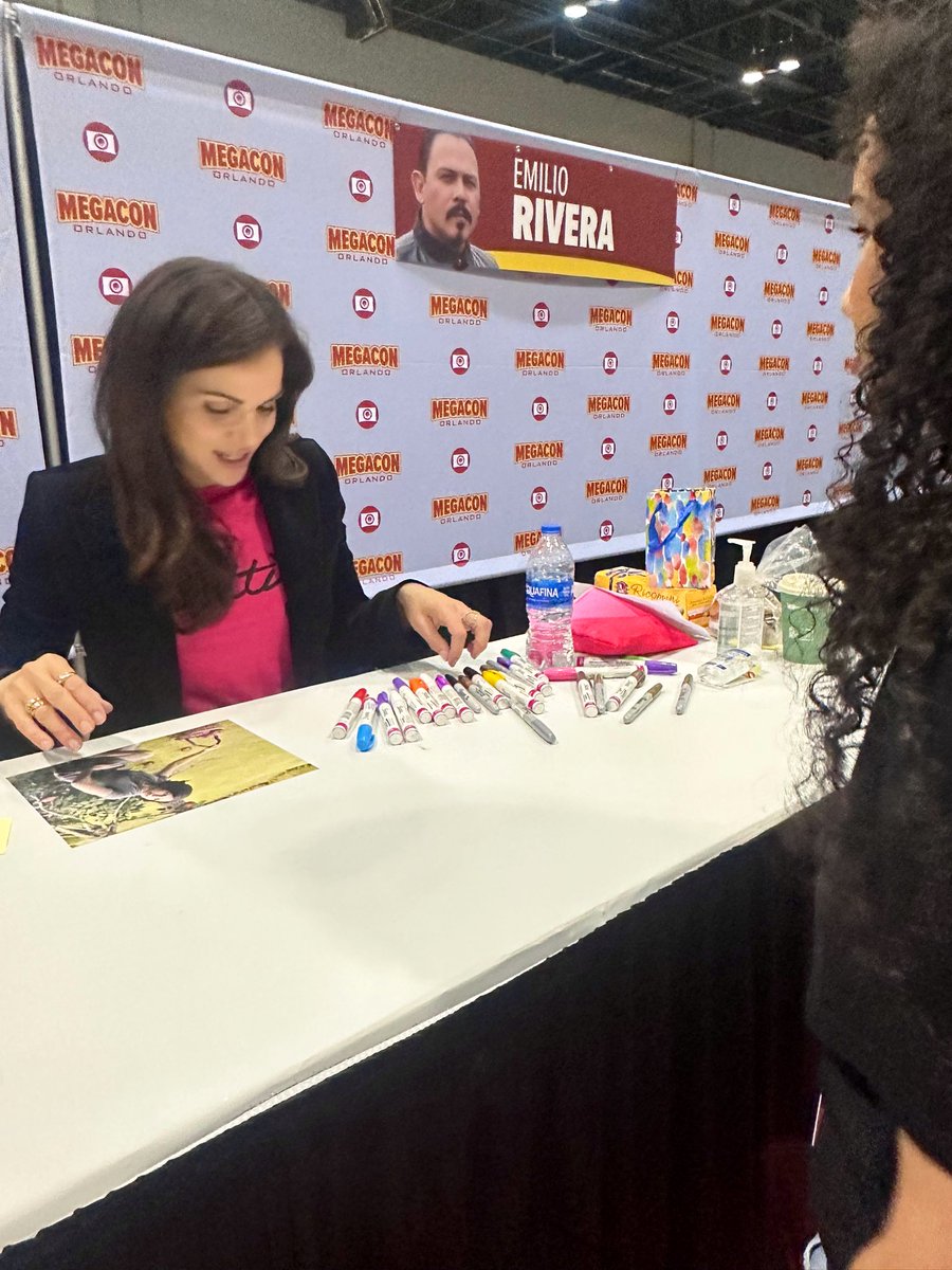 After years I got to finally meet this incredible woman. <a href="/LanaParrilla/">Lana Parrilla</a> Thank you for being so open, gentle and most importantly real. Bummed about our missed opportunity for a picture. I will get my picture! Mark my words! 🙏🏼 Gracias queen 🤘🏼🍎🤍 #OUAT #EvilRegals 👑 #Megacon2023