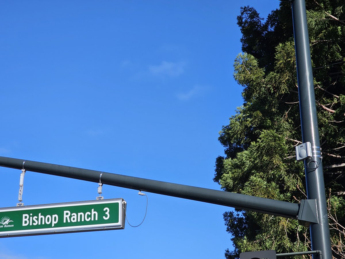WS_Traffic's tweet photo. The City Of San Ramon is launching a fully #autonomous #shuttle throughout Bishop Ranch, a new office park.

Working with the City, we recently installed a new @yunextraffic Roadside Unit (RSU) at a signalized #intersection within the complex. https://t.co/fzZvMGN690