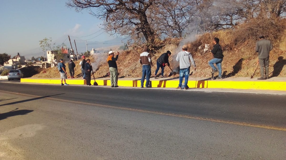 antrch_ocoyucan's tweet photo. #AntorchaSí #EsProgreso 🔥
¡Unidos y organizados venceremos! 🤝✨
Vecinos de la Colonia Maria Luisa Campos realizan faena en la Av. Camino Real Alpotzonga para mantener limpia la carretera y su zona de residencia 🍂💯 https://t.co/PDXE4klDC2