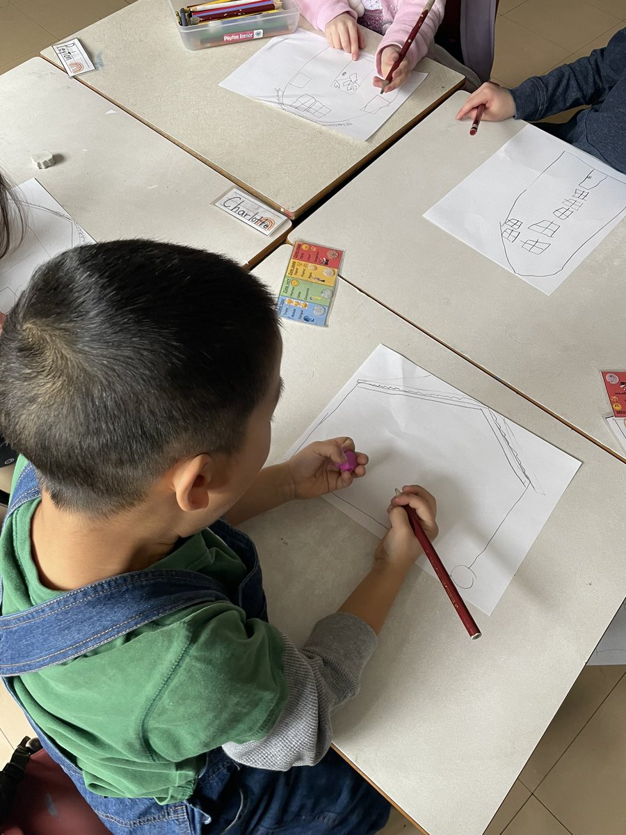 « Voici ma maison » les élèves on pratiquer la phrase et les amis qui ont partager on eu la chance de lancer la balle. Après ils ont dessiner et écris! Quelques maisons avaient beaucoup de fenêtres 🙈😂 🏡 <a href="/HRCE_NS/">Halifax Regional Centre for Education</a> @HRCE_FSL @HrceLiteracy <a href="/SunnysideEleme1/">Sunnyside Elementary</a>