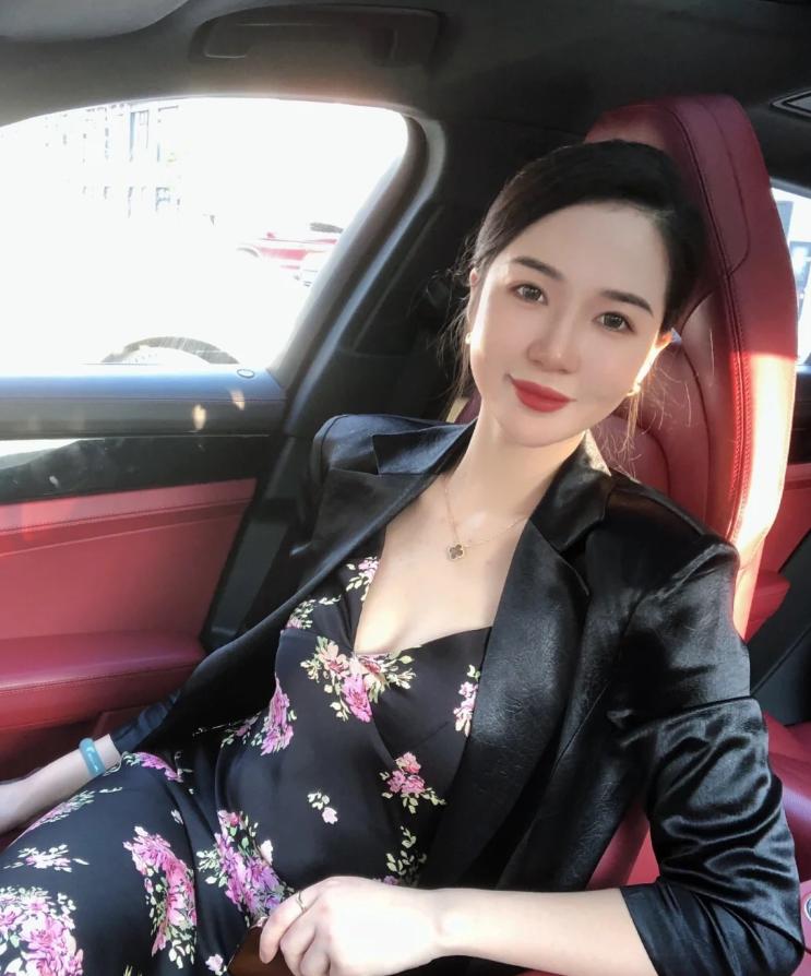LarasatiSora's tweet photo. Young woman out on the street https://t.co/EEjOW09Iwp