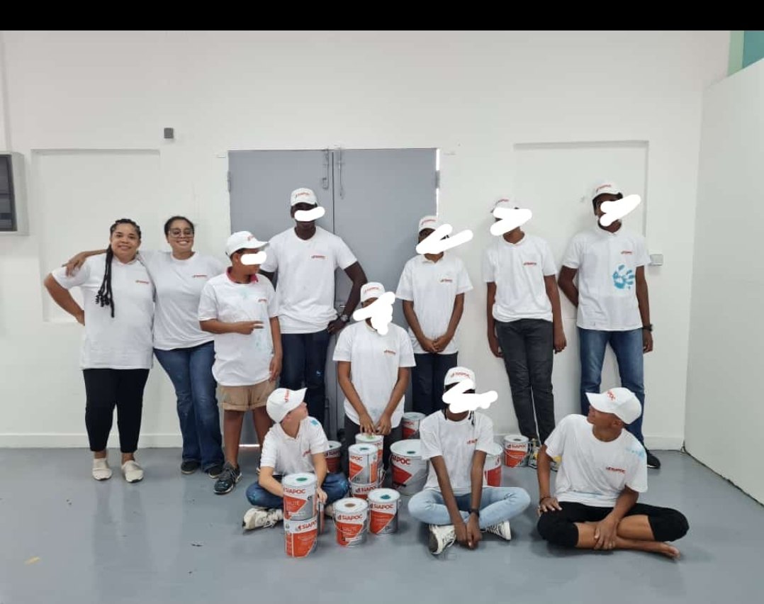 Jour 1- Dispositif école ouverte au #clgJacquelineJulius. Réalisation d'un fresque encadrée par l'artiste Stéphanie Destin et nos élèves sont équipés par notre partenaire Siapoc.