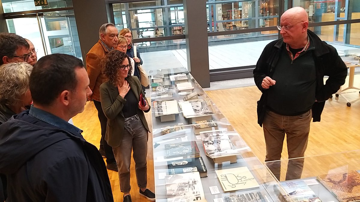 💬🧑🏻 Acabem la inauguració de l’exposició ‘Llibres, fotollibres i catàlegs de Francesc Català Roca’ amb el riquíssim recorregut guiat pel comissari @mguerrerobr a la instal·lació de les 116 peces que en formen part 🖼️

#FotollibresFCR