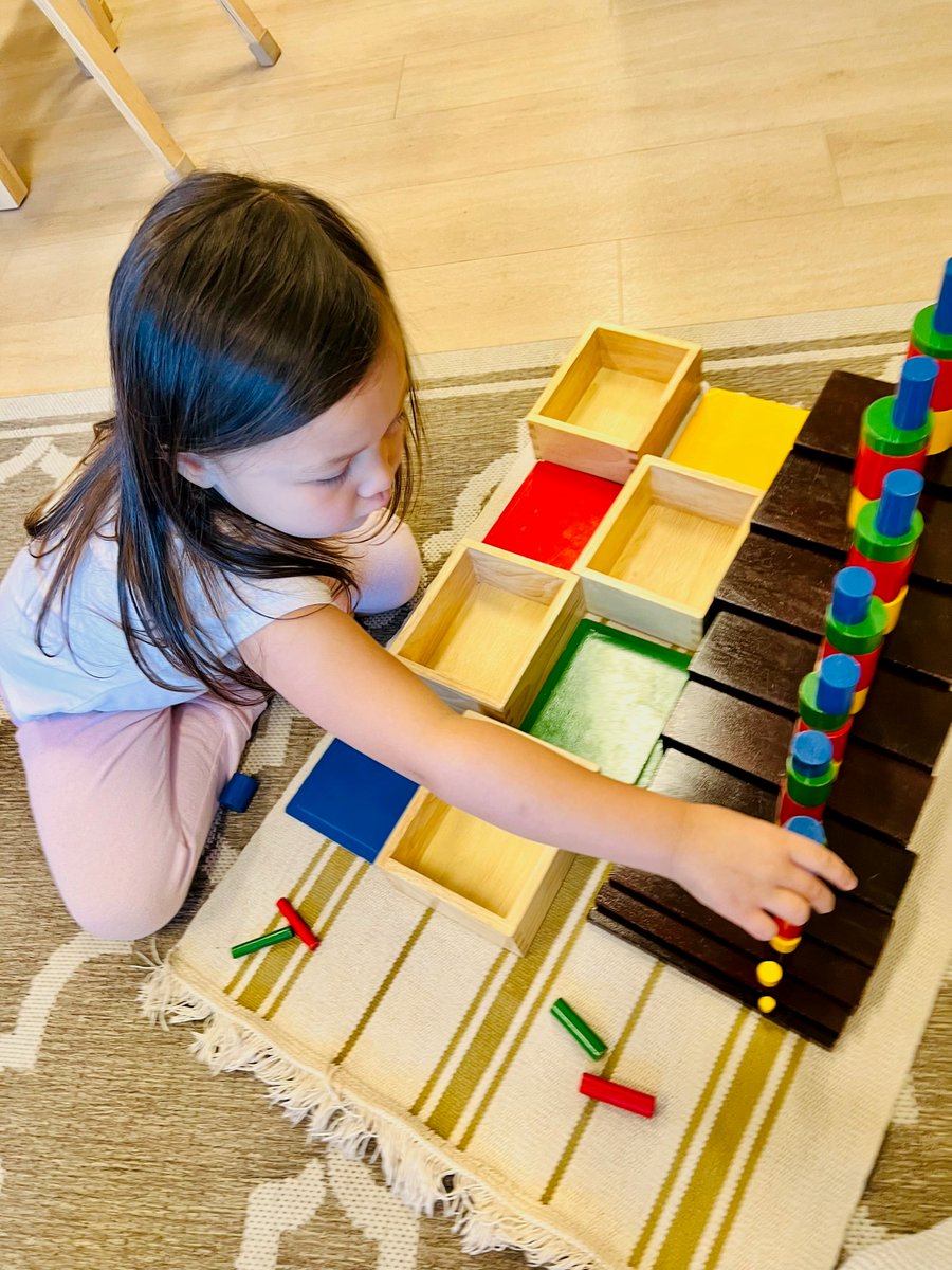 VMPLeesburg's tweet image. “The human hand allows the mind to reveal itself.” - Maria Montessori 

#montessori #sensorial #extensionactivity #brownstairs #knoblesscylinder #leesburgva