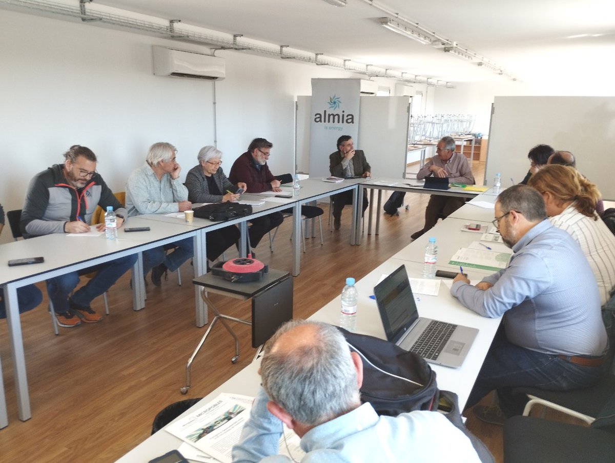 Micropobles's tweet image. ✳️Trobada amb ajuntaments del Segrià i les Garrigues al nou Centre d’Interpretació de les Energies d'#Almatret!

👉Renovables i estalvi energètic
👉Desenvolupament local sostenible i creació d’ocupació als #micropobles
👉Estatut del Municipi Rural
👉Agenda Rural

#SomBatecRural💚