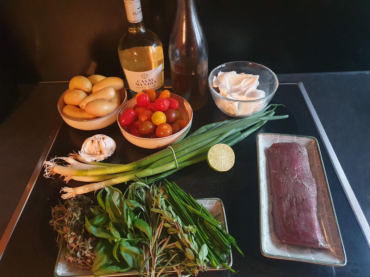 RobiSenn's tweet photo. das menu für heut abend 

Lammniestück gebraten 
Gschwelti (swiss) Pellkartoffel mit Joghurt-Dip Marinierte und geschmorte Cherry-Tomaten 

guten hunger 
#kochen https://t.co/Pq2z2UHX1e