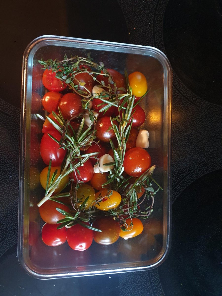 RobiSenn's tweet photo. das menu für heut abend 

Lammniestück gebraten 
Gschwelti (swiss) Pellkartoffel mit Joghurt-Dip Marinierte und geschmorte Cherry-Tomaten 

guten hunger 
#kochen https://t.co/Pq2z2UHX1e