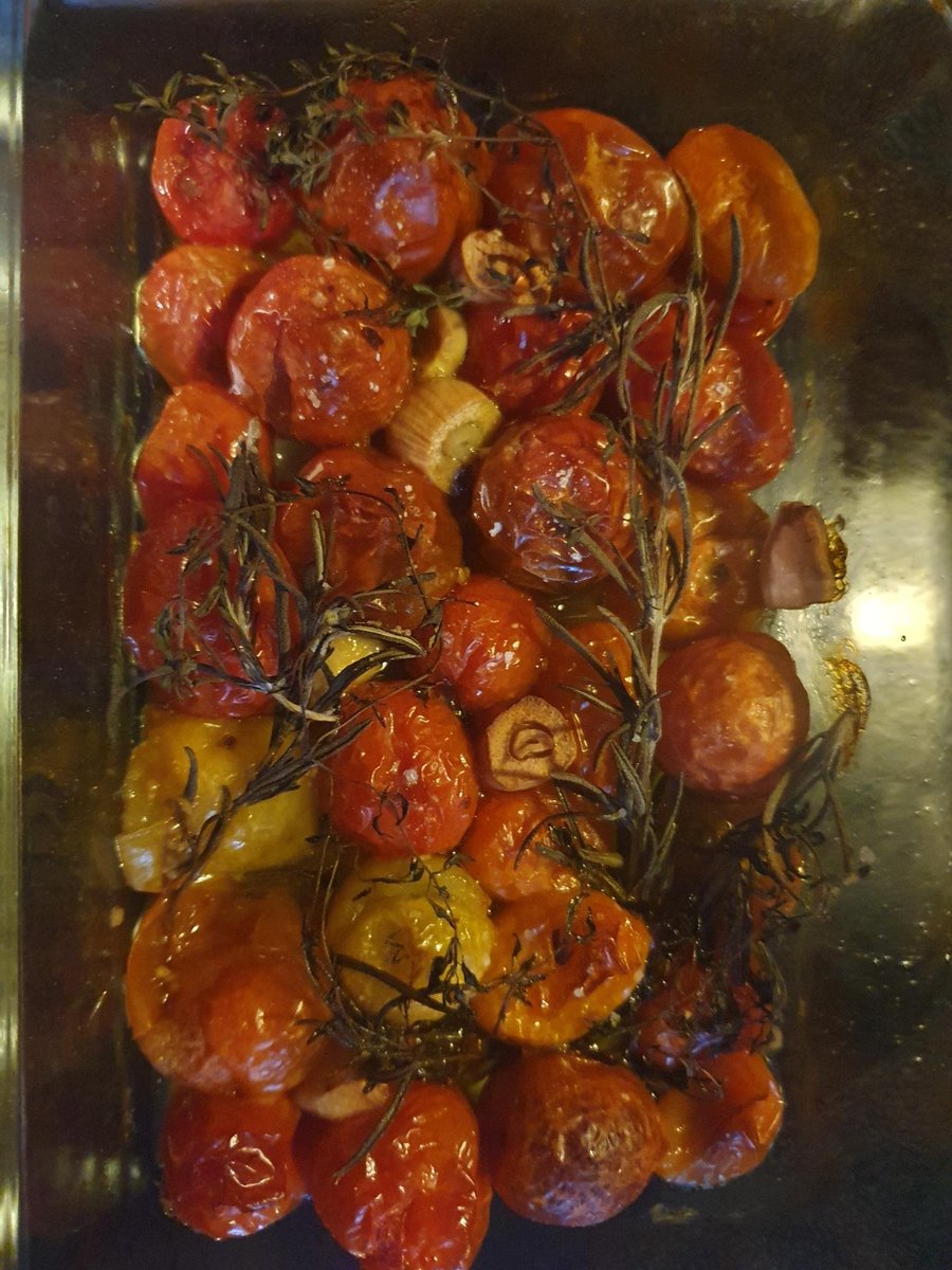 RobiSenn's tweet photo. das menu für heut abend 

Lammniestück gebraten 
Gschwelti (swiss) Pellkartoffel mit Joghurt-Dip Marinierte und geschmorte Cherry-Tomaten 

guten hunger 
#kochen https://t.co/Pq2z2UHX1e