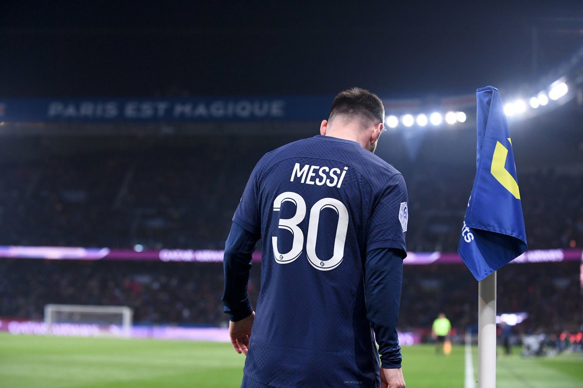 AlbicelesteTalk's tweet photo. 🚨 Emmanuel Petit (French legend): “When I see the whistles against Messi, it's an insult to football. If I have any advice for Messi: get out of this club! PSG is not a football club!” @RMCsport 🗣️🇫🇷 https://t.co/MlNgQjTo2J