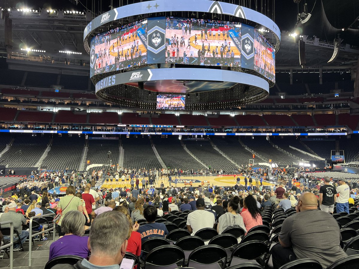 CoachCampbell67's tweet photo. Great week at the NABC Coaches Convention and Men’s Final 4 in Houston 🏀 https://t.co/NJoJhlDohK