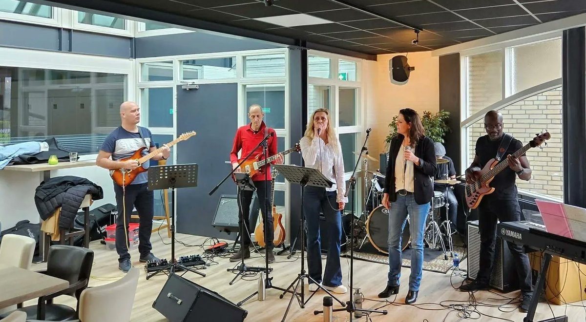 🎈| Afgelopen vrijdag werd de nieuwe vestiging van het Rozetje in Elderveld aan het Breezandpad 13 feestelijk geopend. Met mooie woorden van wijkwethouder Maurits van de Geijn en muziek van de band Elderrock. Kom gezellig langs voor een kopje thee, een krantje of een goed boek!