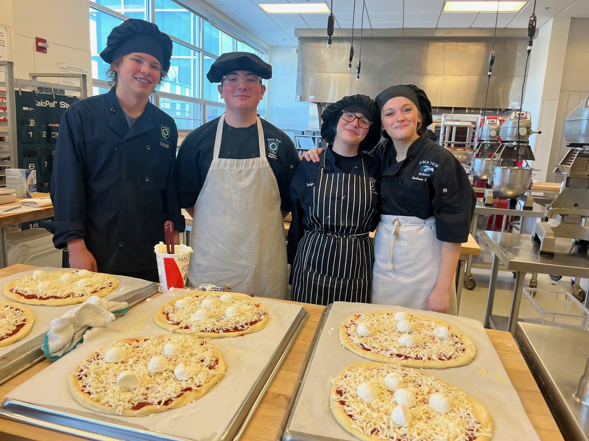 EssexNorthShore's tweet photo. Friday was pizza day in our Maple Street Bistro Bakery! What a great way to start the weekend!
#CTECulinary
#PizzaIsYummy
#GotCheese?
#CreateEncouragePromoteDevelop
#ENSATS https://t.co/VpyWkWEV8H