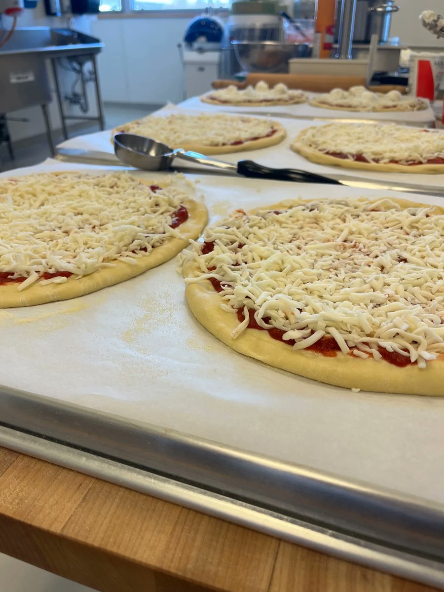 EssexNorthShore's tweet photo. Friday was pizza day in our Maple Street Bistro Bakery! What a great way to start the weekend!
#CTECulinary
#PizzaIsYummy
#GotCheese?
#CreateEncouragePromoteDevelop
#ENSATS https://t.co/VpyWkWEV8H