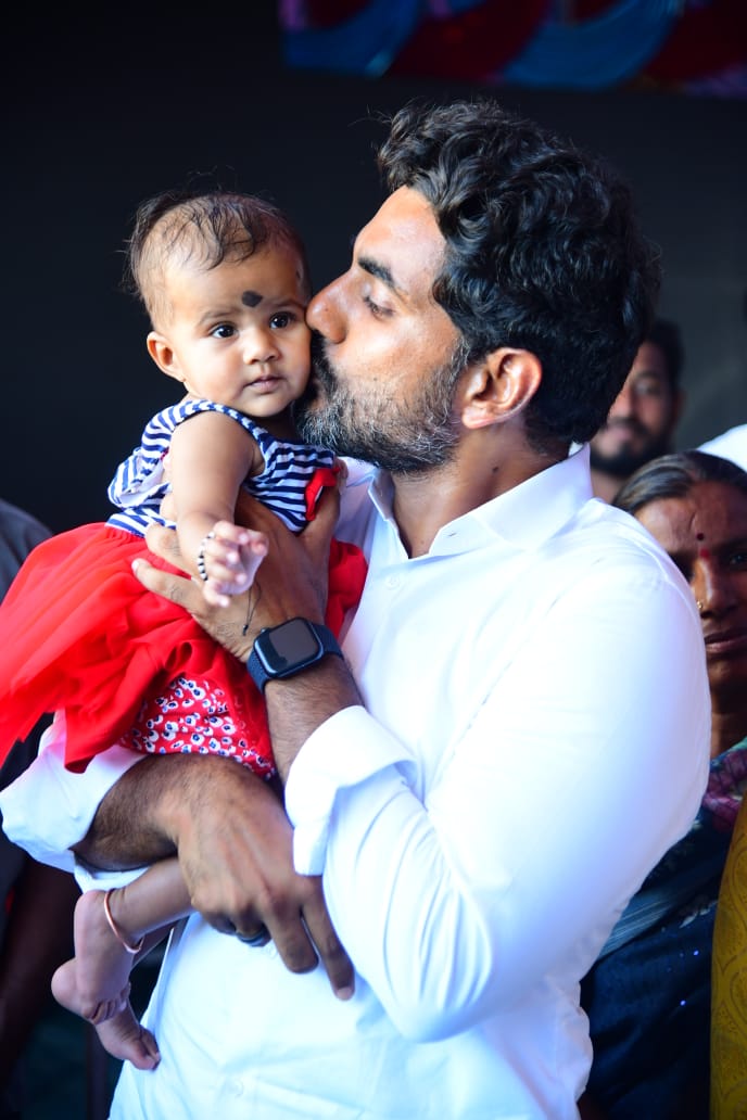 naralokesh's tweet photo. యువగళం పాదయాత్ర 59వరోజు ధర్మవరం నియోజకవర్గం ముష్టూరు క్యాంప్ సైట్ నుంచి ఆరంభించాను. న‌న్ను క‌లిసిన రైతులు తాము ఎదుర్కొంటున్న సమస్యలను వివ‌రించారు. ఇతర రాష్ట్రాల్లో పనిచేస్తున్న ఈ ప్రాంత సాఫ్ట్ వేర్ ఉద్యోగులు సంజీవపురంలో నా పాద‌యాత్ర‌కి సంఘీభావం తెలిపారు. https://t.co/QLOimDMLaW