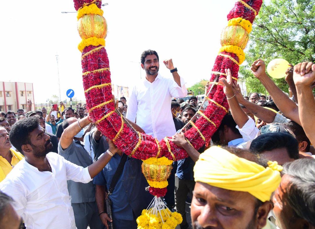 naralokesh's tweet photo. యువగళం పాదయాత్ర 59వరోజు ధర్మవరం నియోజకవర్గం ముష్టూరు క్యాంప్ సైట్ నుంచి ఆరంభించాను. న‌న్ను క‌లిసిన రైతులు తాము ఎదుర్కొంటున్న సమస్యలను వివ‌రించారు. ఇతర రాష్ట్రాల్లో పనిచేస్తున్న ఈ ప్రాంత సాఫ్ట్ వేర్ ఉద్యోగులు సంజీవపురంలో నా పాద‌యాత్ర‌కి సంఘీభావం తెలిపారు. https://t.co/QLOimDMLaW