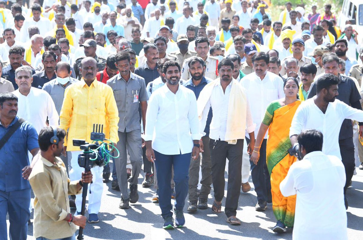 naralokesh's tweet photo. యువగళం పాదయాత్ర 59వరోజు ధర్మవరం నియోజకవర్గం ముష్టూరు క్యాంప్ సైట్ నుంచి ఆరంభించాను. న‌న్ను క‌లిసిన రైతులు తాము ఎదుర్కొంటున్న సమస్యలను వివ‌రించారు. ఇతర రాష్ట్రాల్లో పనిచేస్తున్న ఈ ప్రాంత సాఫ్ట్ వేర్ ఉద్యోగులు సంజీవపురంలో నా పాద‌యాత్ర‌కి సంఘీభావం తెలిపారు. https://t.co/QLOimDMLaW