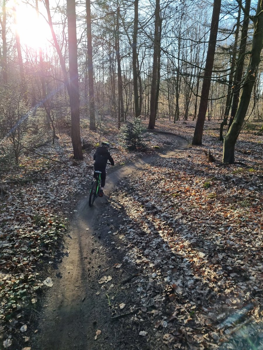 Het kan weer in het avondzonnetje 😎🌞
Heerlijk crossen met zoontje in de bossen van #Rijssen 
<a href="/VisitRH/">Toerisme Rijssen-Holten</a> #atb