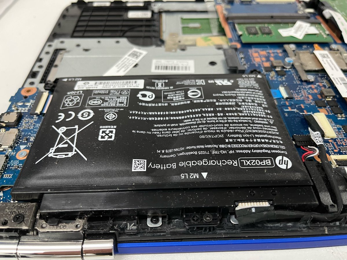 SmartBristol's tweet photo. A pretty common issue with older machines, note how the battery has blown, this one was caught in time and replaced without any fuss!

Laptop repairs are all completed instore and within three working days!

#bs31business #laptoprepairs #pcrepairs https://t.co/mDc1H4BKol