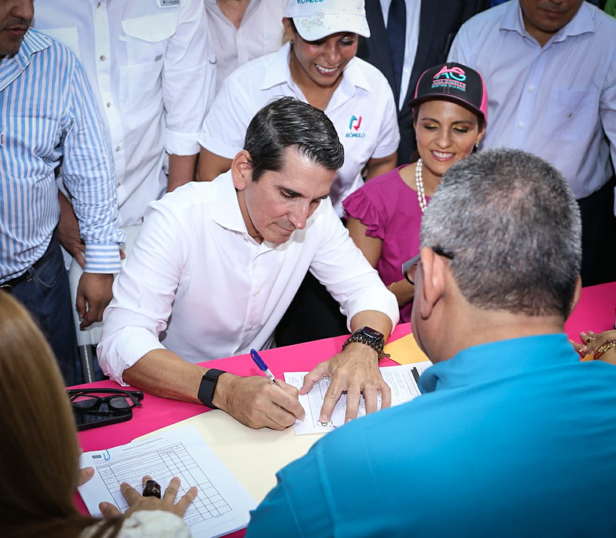 informatpanama's tweet photo. #InformaTPanama| @romuloroux oficializa su candidatura presidencial para las primarias de Cambio Democrático (CD). https://t.co/8kAcVXgfzL