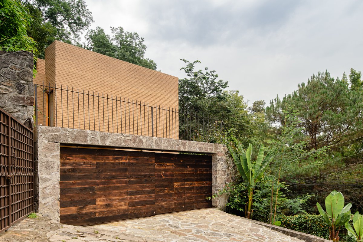 SerArqui's tweet photo. Casa Quintana 01
Arquitectos.  Mx Taller de Arquitectura &amp; Diseño (https://t.co/GjOZIMyzHg) 
Ubicación. Valle de Bravo, México. 
Área. 262.00m²
Fotografía: Amy Bello 

@SerArqui 
https://t.co/flME1MgFVb
#SerArq https://t.co/tkYg2aAeE0
#arquitectura #proyectos #construccion https://t.co/D7YG40rmTc
