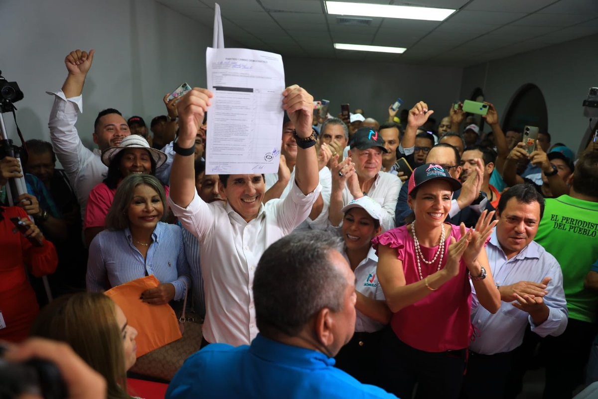 DecisionesPma's tweet photo. #AHORA Rómulo Roux, presidente de @CaDemocratico oficializa su postulación para las primarias presidenciales de este colectivo político. https://t.co/JLVhoYMhTO
