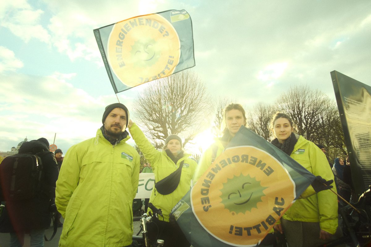 🌍 Friedlicher Protest der Zivilgesellschaft ist eine Säule der Demokratie und muss es auch bleiben! Dafür waren wir heute auf der Straße, gemeinsam mit vielen anderen Menschen und Organisationen! 
Wir haben schließlich eine Welt zu gewinnen!