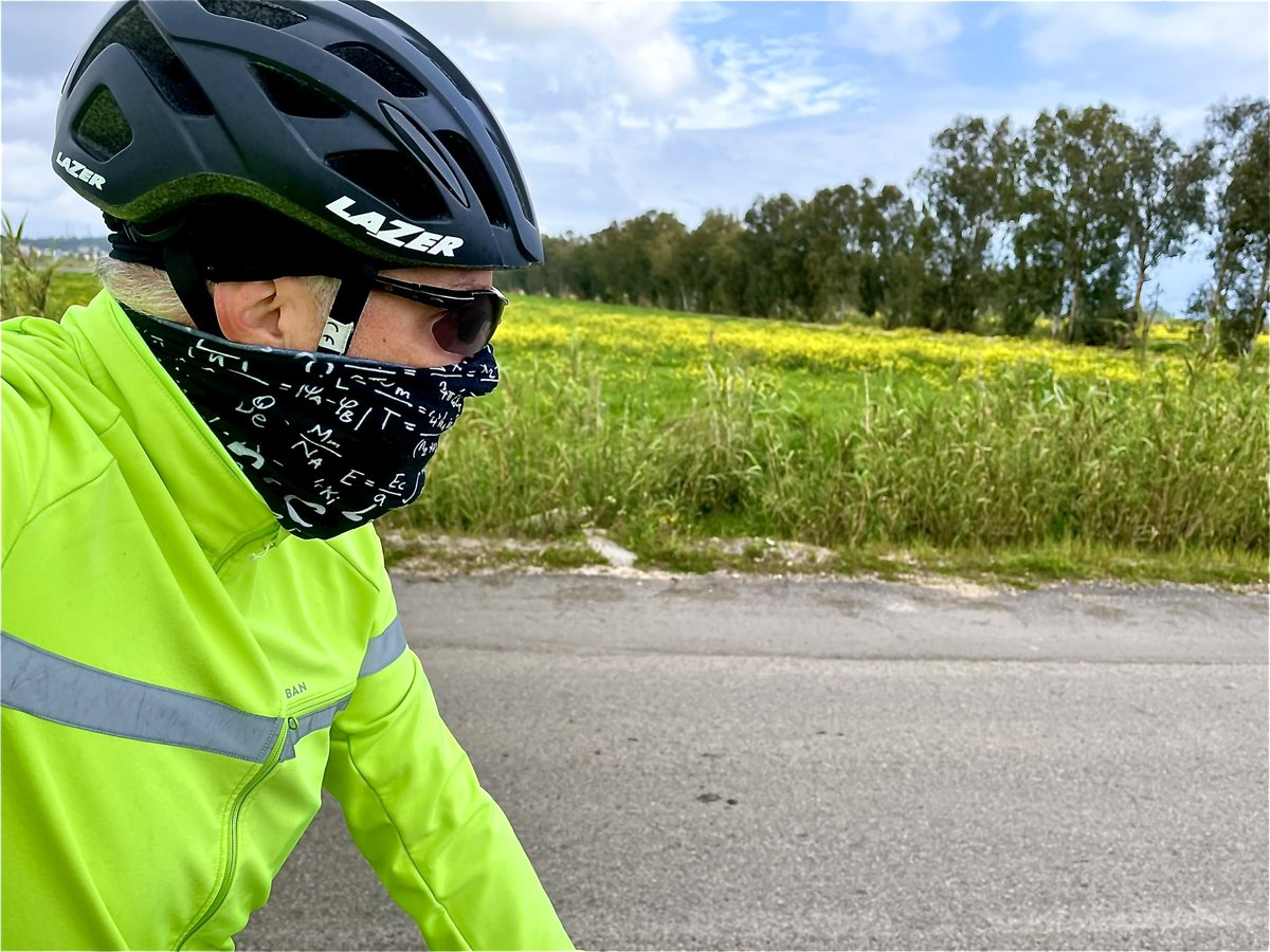 Yine bir gün vahşi batıda tren soygununa giderken….. 

Şaka şaka sadece bisiklet sürüyorum… 🚴🚴🚴