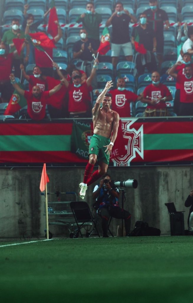 CFC_Janty's tweet image. Cristiano Ronaldo SIU celebration is literally bigger than Aguero career.