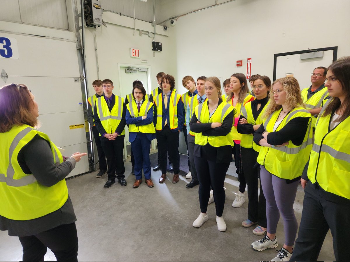 RenaeNoble's tweet image. Chadron FBLA had an awesome big business tour at Cashwa Distributing. 25 million cases shipped a year! Wow! Also learned how Cashwa trains for drivers! @chadron_fbla @NebraskaFBLA @ChadronHS