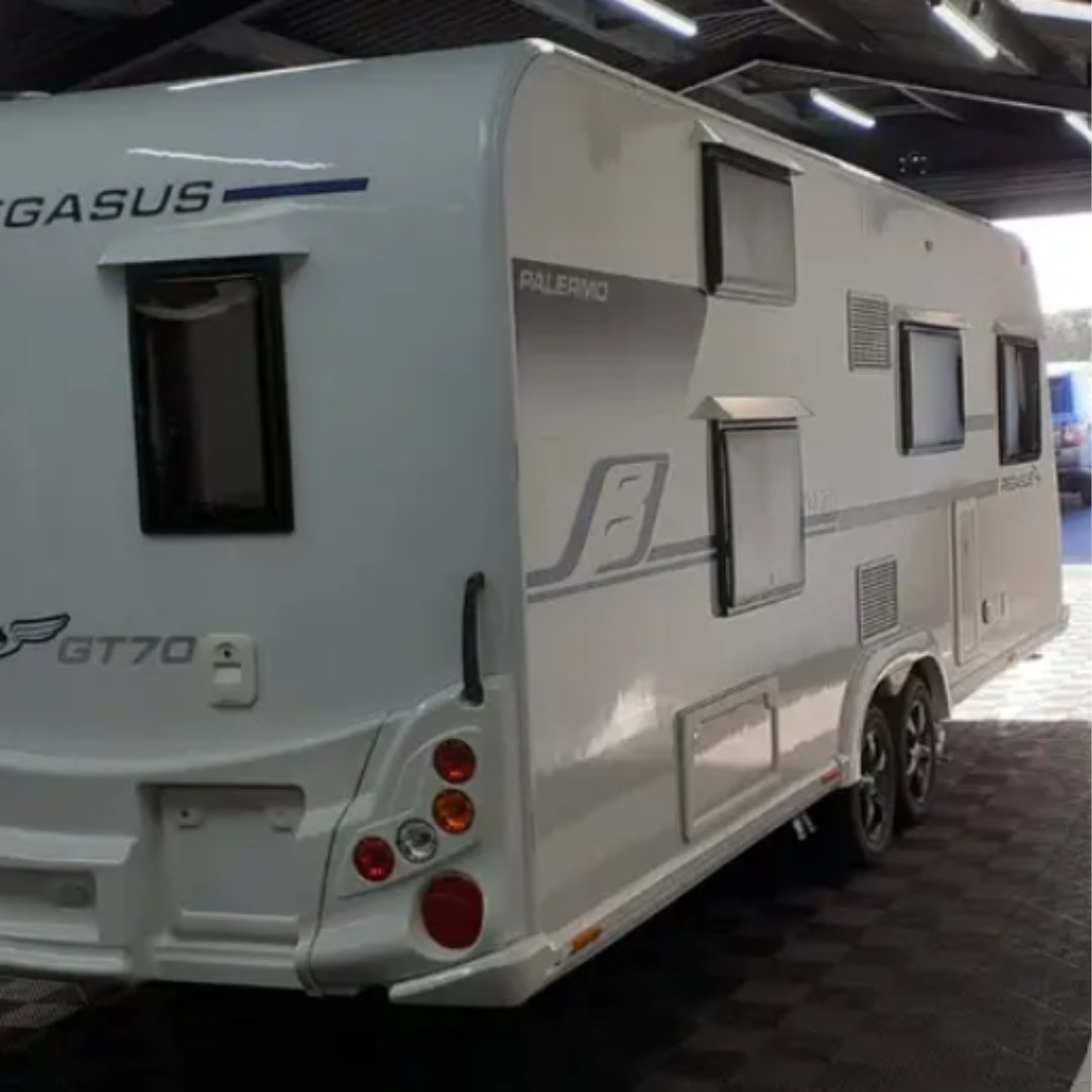 WindowKanopy's tweet image. Look at how well the Window Kanopys fit to this caravan - they look like they came as part of the van!

📸 Customer photo