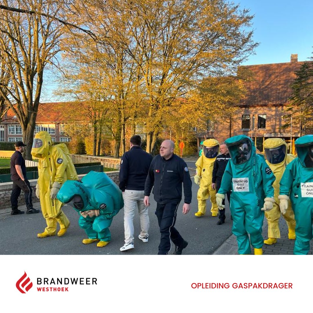 Brw_Westhoek's tweet photo. Nee de marsmannetjes zijn niet geland in de Westhoek. Dit zijn 15 van onze medewerkers die de opleiding gaspakdrager volgen. Zij zullen later in actie komen bij incidenten met gevaarlijke stoffen.
#specialisatie #gaspak #gevaarlijkestoffen #brandweer #westhoek #wijzijnervooru https://t.co/6nwo9jTOQy