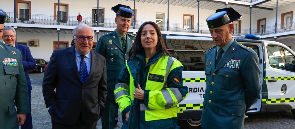 PoliciaSXXI's tweet photo. El Ministro haciendo propaganda y la directora general que, el otro día, hacía el tonto con un abrigo de la GCivil de Tráfico, desaparecida.

No valen los abrazos de ayer, hoy es el funeral de Dámaso, héroe caído en servicio, y ninguno ha aparecido.

Mejor; nadie os quería allí. https://t.co/jckle85chc