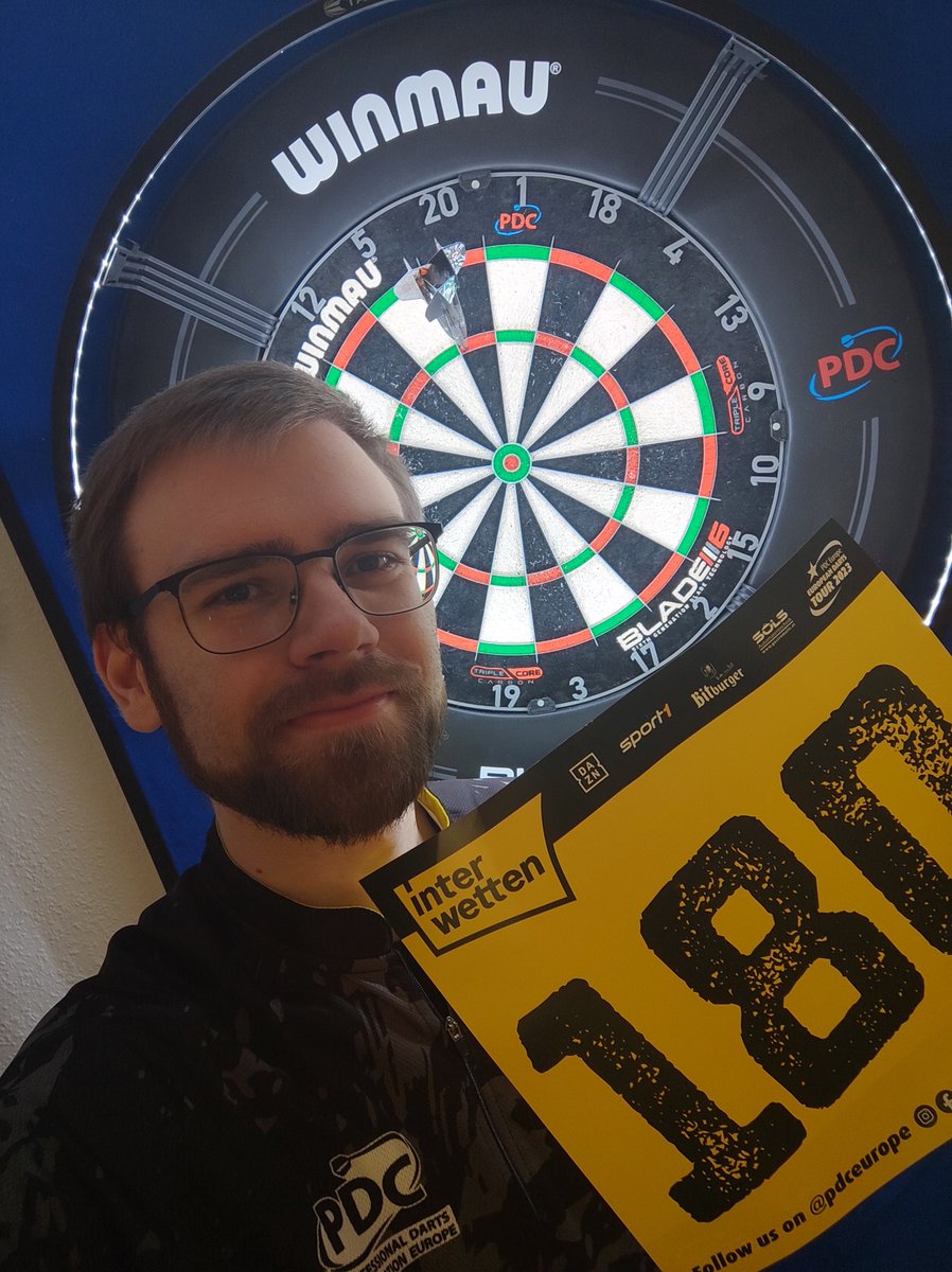 GreenGamerOne's tweet photo. Da ist das Ding! 180 Nr. 180 🎯🎉Merke richtig wie viel besser ich geworden bin. Average auch auf 60+ hoch. Dart mach so Bock immoment und mega Happy wie mein Setup sich entwickelt hat 😁👌 #GreenDarts https://t.co/jeQawlm0ry