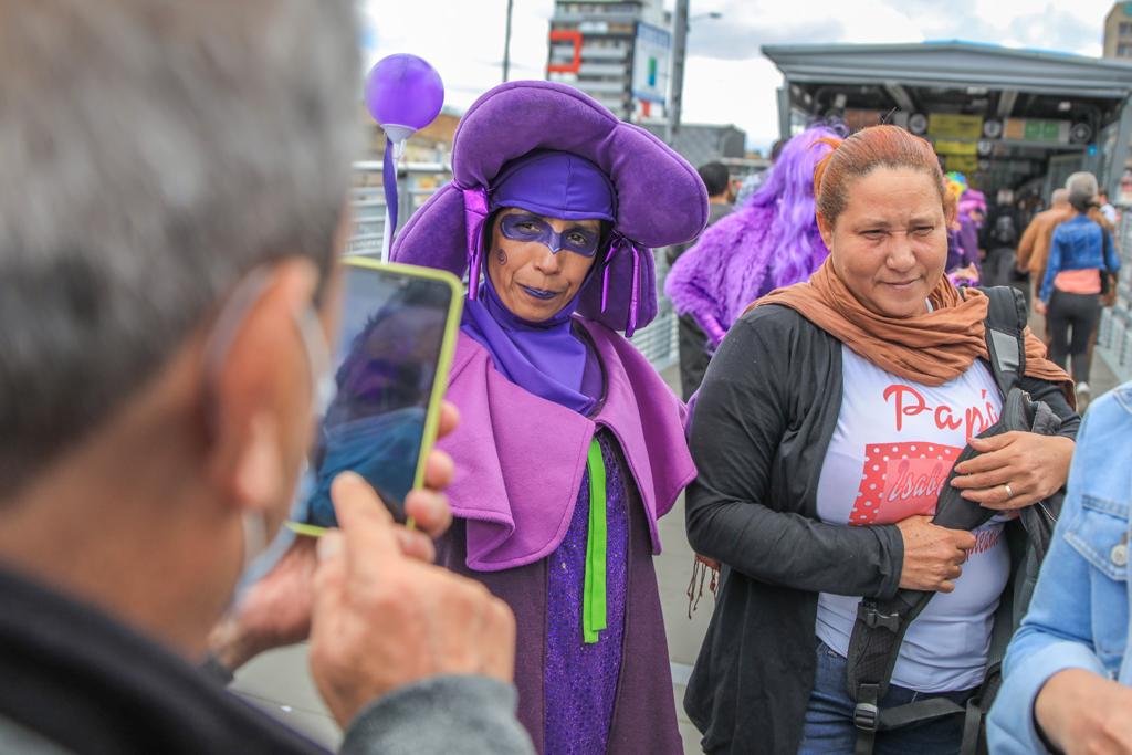 BogotaEsCivica's tweet photo. El #ComboVioleta está de celebración con ciudadanía en la Estación AV. Jiménez de @TransMilenio 💜 Cuando validas tu pasaje contribuyes al sostenimiento del sistema de transporte y demuestras tu compromiso con una ciudad más equitativa para todas y todos.
#BogotáSabeACentro 💛❤️ https://t.co/DIUNm3m1Tm