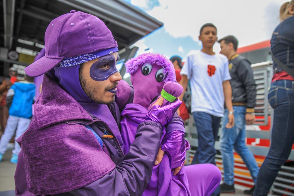 BogotaEsCivica's tweet photo. El #ComboVioleta está de celebración con ciudadanía en la Estación AV. Jiménez de @TransMilenio 💜 Cuando validas tu pasaje contribuyes al sostenimiento del sistema de transporte y demuestras tu compromiso con una ciudad más equitativa para todas y todos.
#BogotáSabeACentro 💛❤️ https://t.co/DIUNm3m1Tm