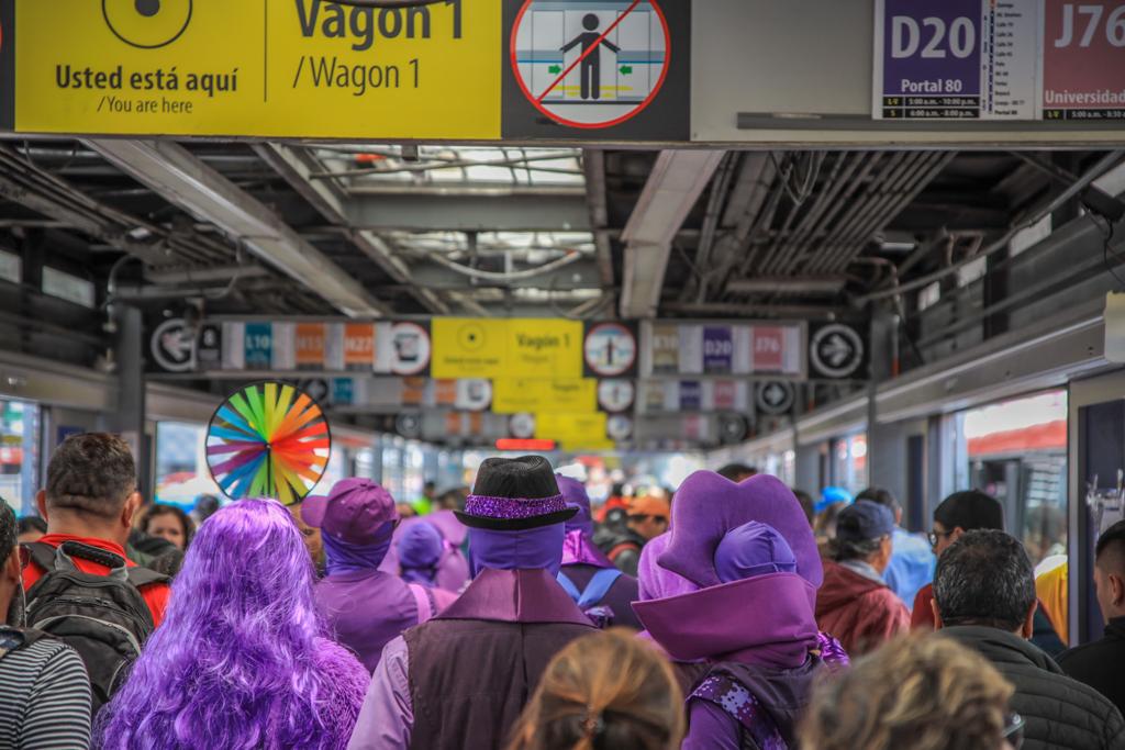 BogotaEsCivica's tweet photo. El #ComboVioleta está de celebración con ciudadanía en la Estación AV. Jiménez de @TransMilenio 💜 Cuando validas tu pasaje contribuyes al sostenimiento del sistema de transporte y demuestras tu compromiso con una ciudad más equitativa para todas y todos.
#BogotáSabeACentro 💛❤️ https://t.co/DIUNm3m1Tm