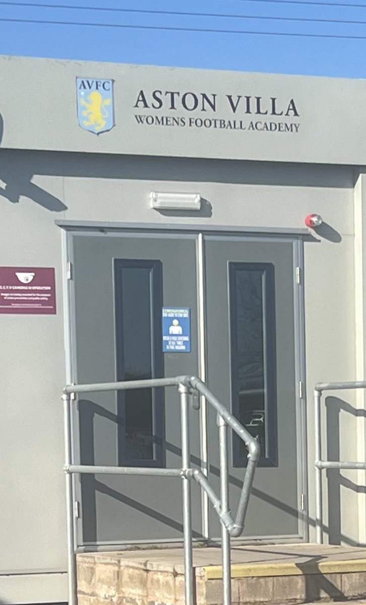 Wonderful experience this afternoon @AVFCOfficial training ground for @soffiakelly2 looking forward to seeing what the future holds for our young ambassador⚽️🧤👏🏽👊🏽💥
#youngambassadorsproject #goalkeeper #womenfootball #bullyingawareness #stopbullying #equality #girlgoalkeeper