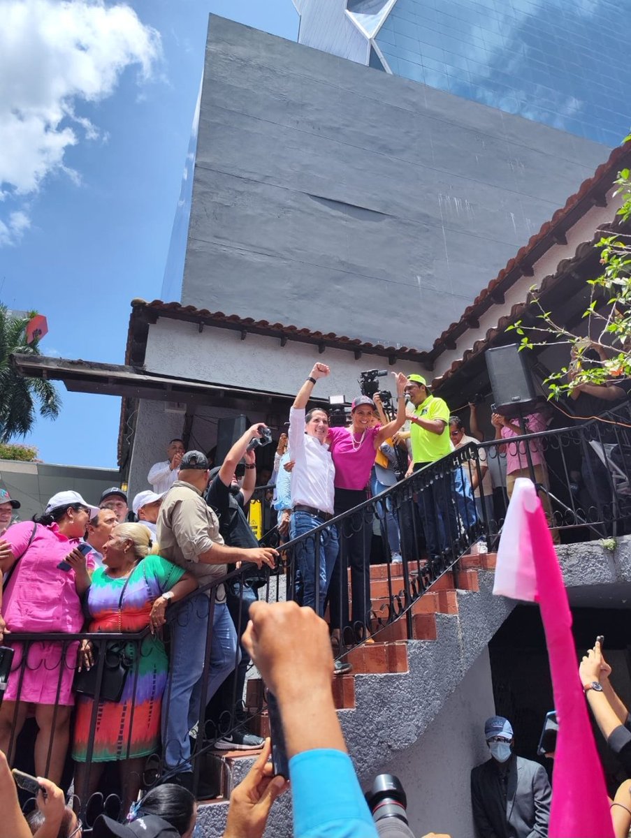TAAlexander25's tweet photo. Se dio el dia, se siente, huele a Presidente, ya se huele la Victoria, se postulo el futuro Pres. Se dio el dia en que Panamá comienza a respirar aires de Cambio, aires de prosperidad social.
Somos el verdadero cambio con @romuloroux Presidente. @CaDemocratico
@Anagrosas https://t.co/YCarU4yyx5