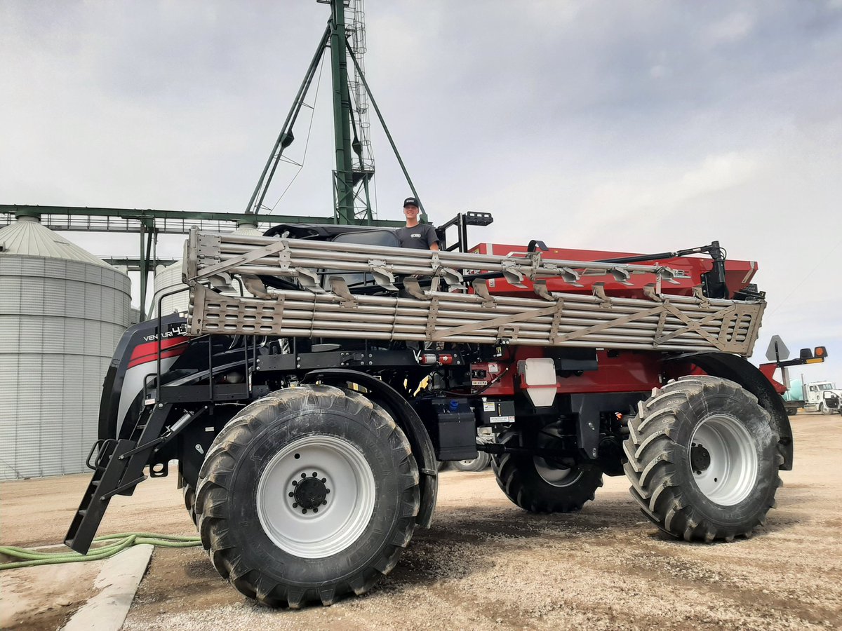sprayermanJJ's tweet image. My colleague Skylar in his brand new RBR Fertilizer applicator. With that 90 foot boom he is sure to cover a LOT of acres this spring 💪😎 #plant23