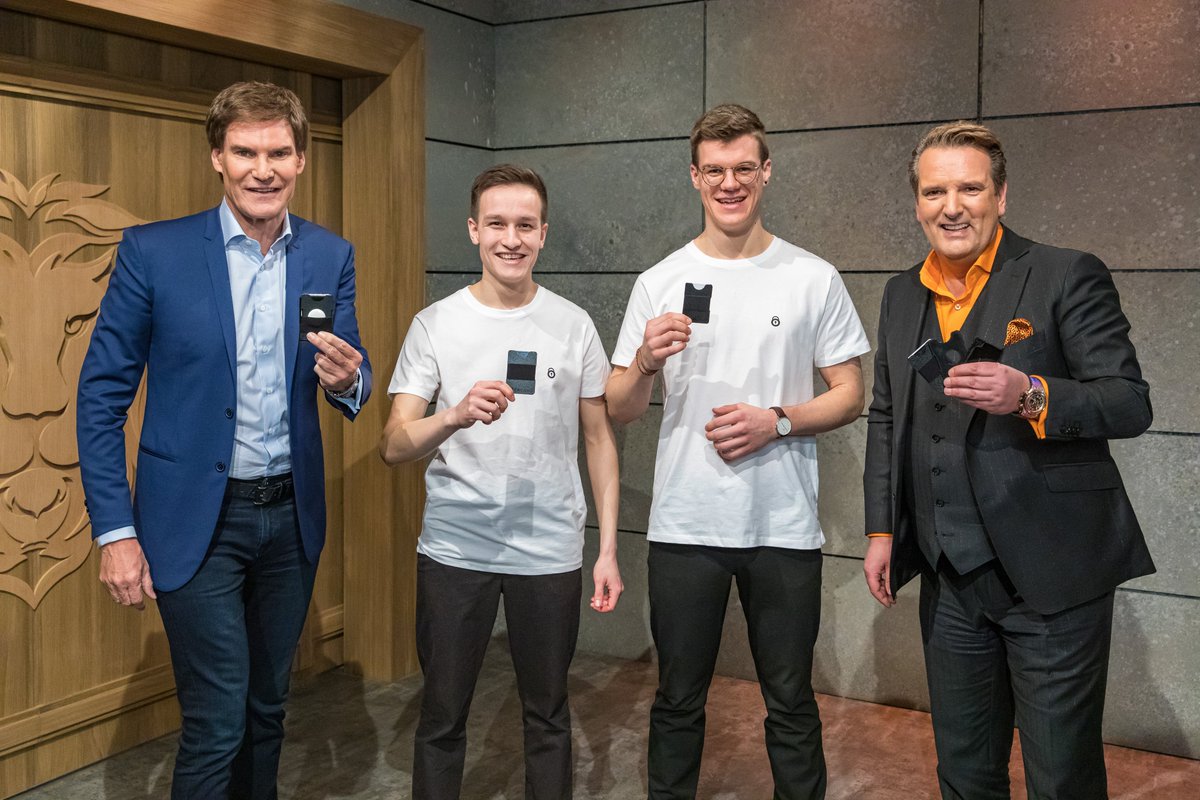 RalfDuemmel's tweet photo. Das kleinste und smarteste Wallet, was die Brieftasche ersetzt – einfach nur WOW!Aaron und Jonas haben mich einfach so geflasht! Was die beiden in diesem jungen Alter schon entwickelt und geleistet haben: Respekt – ich freue mich auf eine super Erfolgsgeschichte  #Lockcard #DHDL https://t.co/n6eAR6RO3F