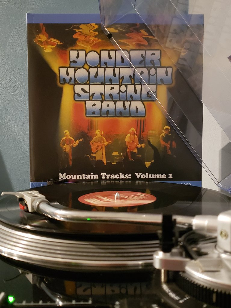 NowSpinningKL's tweet photo. Yonder Mountain String Band - Mountain Tracks: Volume 1 (2023).
Recorded Sept 29-30, 2000, at the Fox Theatre, Boulder, CO.
#nowspinning #vinyl #bluegrass #jamgrass #ymsb https://t.co/zt9e9V0EvG