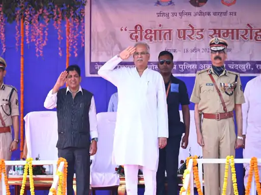 DainikBhaskar's tweet photo. राज्य को मिले 25 नए DSP: मुख्यमंत्री भूपेश बघेल ने कहा- अपराधियों में होना चाहिए पुलिस का भय, दीक्षांत परेड में शामिल हुए
https://t.co/m1WBe9m6jE
#ChhattisgarhNews #ConvocationParade https://t.co/V1K1EKhdQO