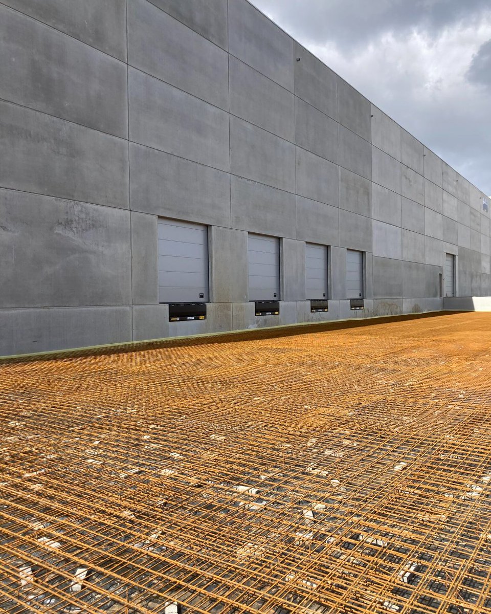 torros_fr's tweet image. ℹ️ Point info sur l'évolution des travaux d'agrandissement de notre entrepôt 👇
✅Côté intérieur, le stock a déjà pris place.
🚧Côté extérieur, le béton est prêt à être coulé 👌

#torros #agrandissement
