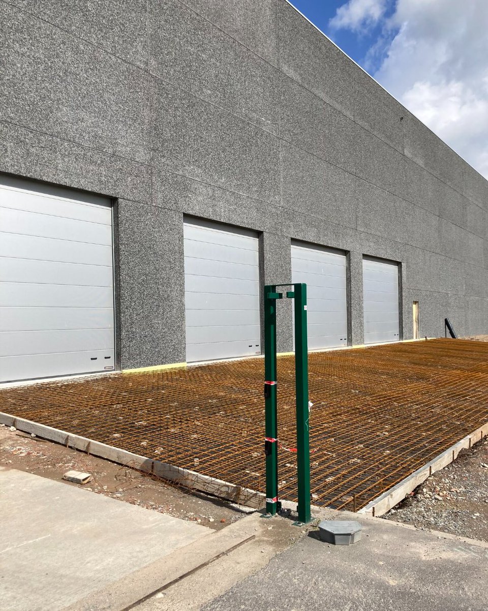 torros_fr's tweet image. ℹ️ Point info sur l'évolution des travaux d'agrandissement de notre entrepôt 👇
✅Côté intérieur, le stock a déjà pris place.
🚧Côté extérieur, le béton est prêt à être coulé 👌

#torros #agrandissement