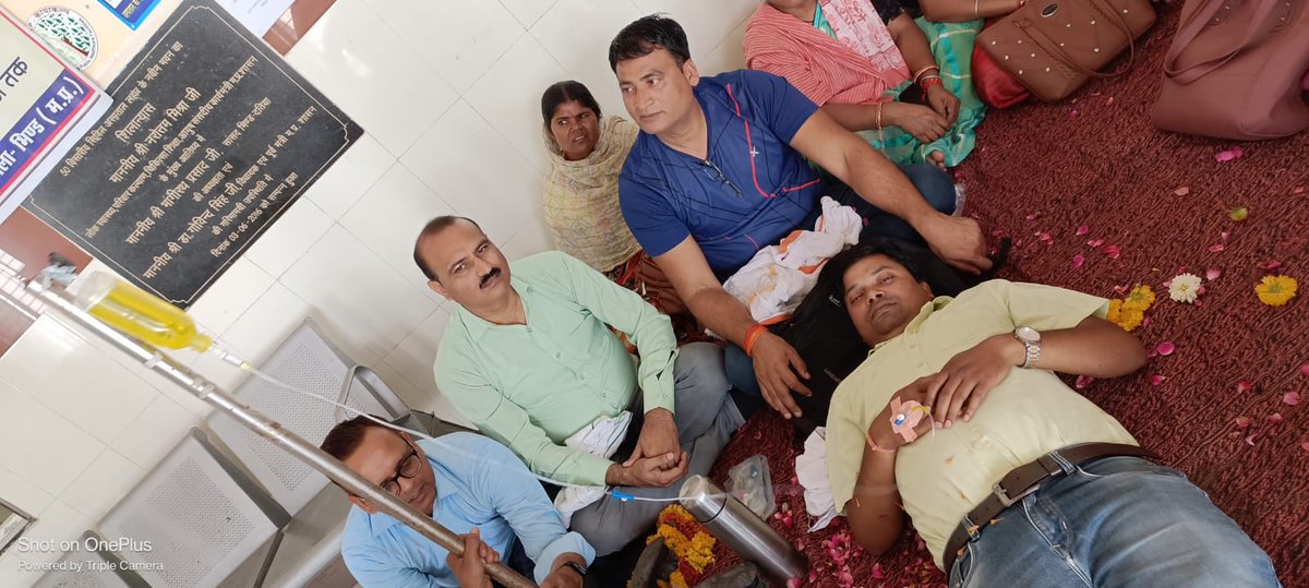 Rahulkumarshri's tweet photo. अपनी जायज मांगों के लेकर आज से भूख हड़ताल पर बैठे #एनएचएम संविदा कर्मचारियों की हालत बिगड़ी,भिण्ड जिले के लहार में भूख हड़ताल पर बैठे संविदा कर्मचारी की हालत खराब 
मुख्यमंत्री जी मांगों पर तुरंत संज्ञान लीजिए
@ChouhanShivraj
@GovindSinghDr
@jarariya91
#एनएचएम_एमपी_भूख_हड़ताल_शुरु https://t.co/ObIY2einia