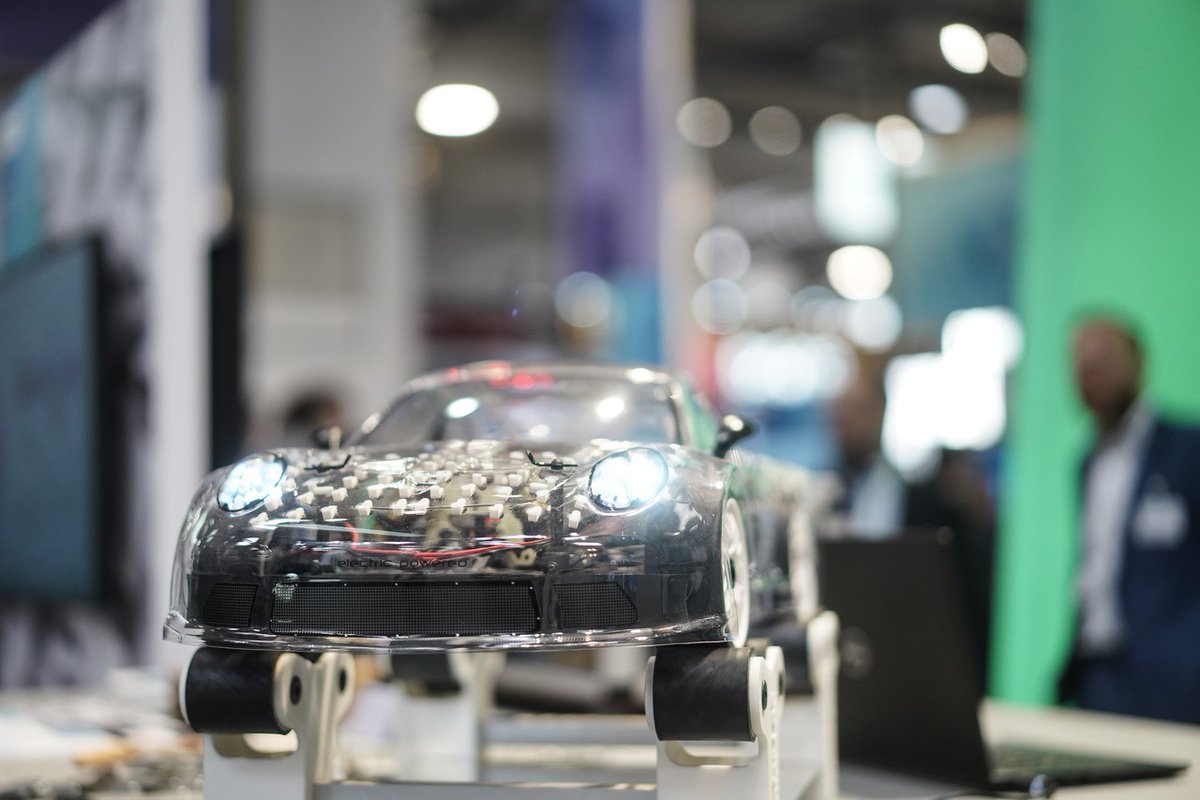 FraunhoferLBF's tweet image. LBF’s latest smart structure technologies are introduced to the Executive Board of the @Fraunhofer -Gesellschaft at the #Adaptronics area at the Fraunhofer booth A12 in hall 16.  #HM23 #SmartStructures