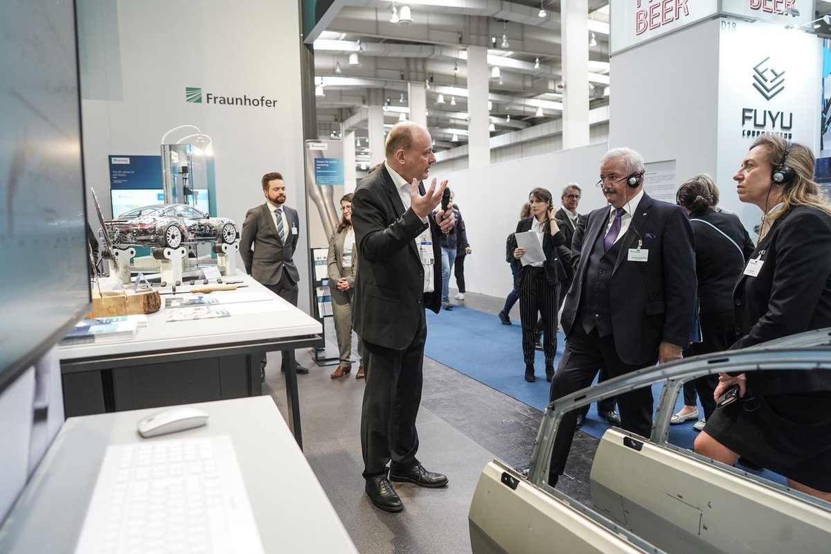 FraunhoferLBF's tweet image. LBF’s latest smart structure technologies are introduced to the Executive Board of the @Fraunhofer -Gesellschaft at the #Adaptronics area at the Fraunhofer booth A12 in hall 16.  #HM23 #SmartStructures
