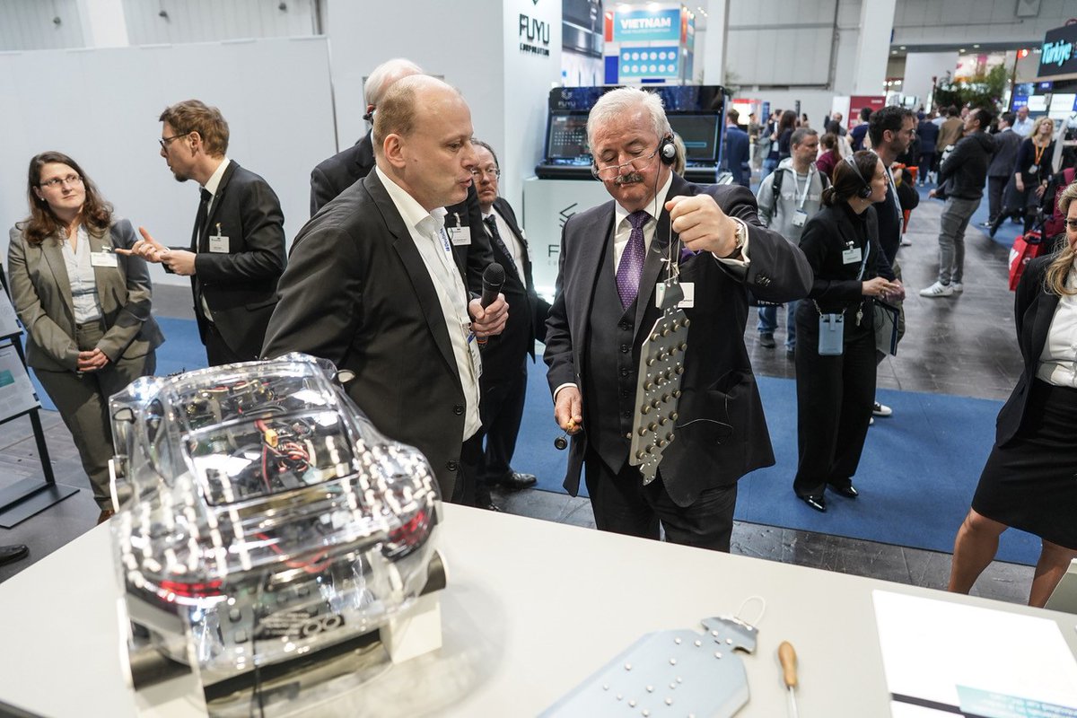 FraunhoferLBF's tweet image. LBF’s latest smart structure technologies are introduced to the Executive Board of the @Fraunhofer -Gesellschaft at the #Adaptronics area at the Fraunhofer booth A12 in hall 16.  #HM23 #SmartStructures